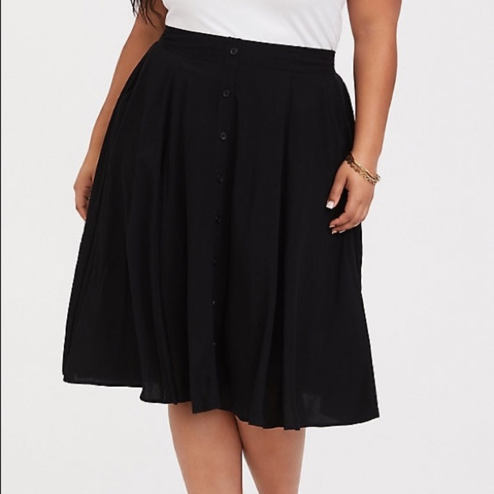 NWOT Torrid 2 Black Button Front Midi Skirt